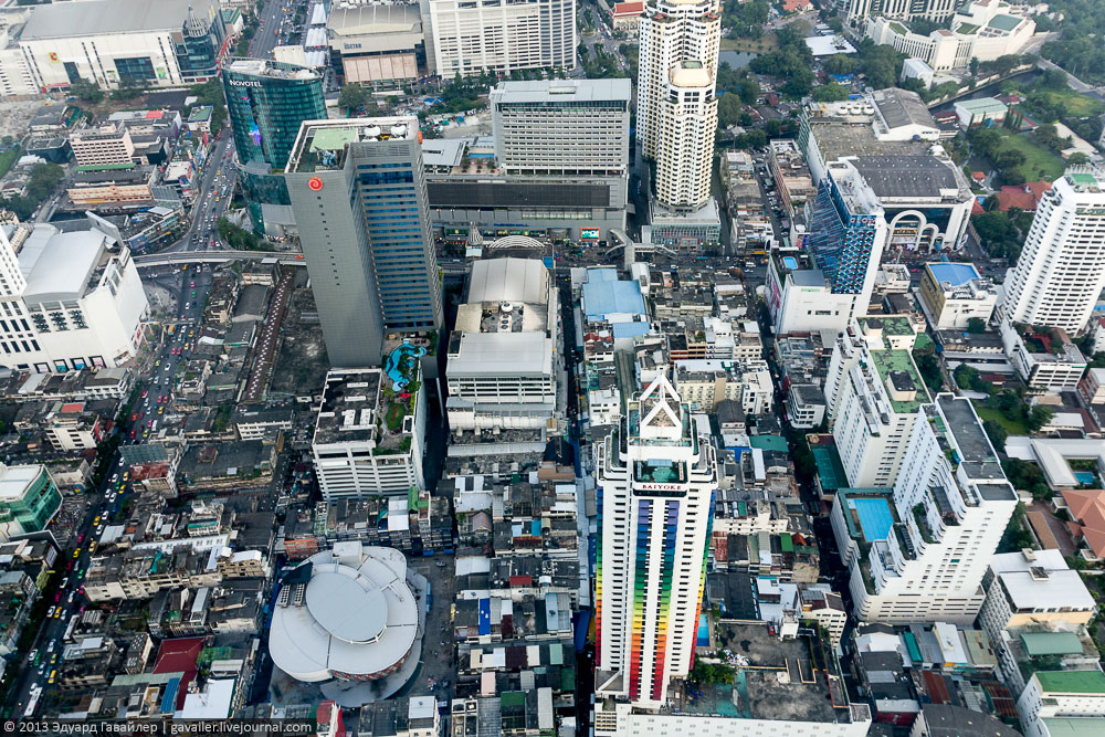 Виды бангкока. Бангкок вид сверху 9:16. Бангкок центр вид сверху. «Здание-робот» в Бангкоке. Бангкок деловой центр.