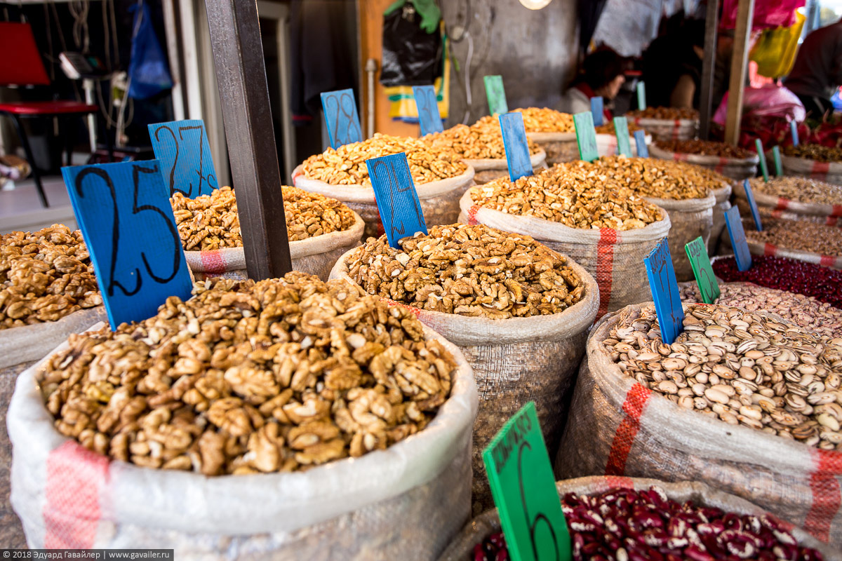 Орехи на рынке в Грузии