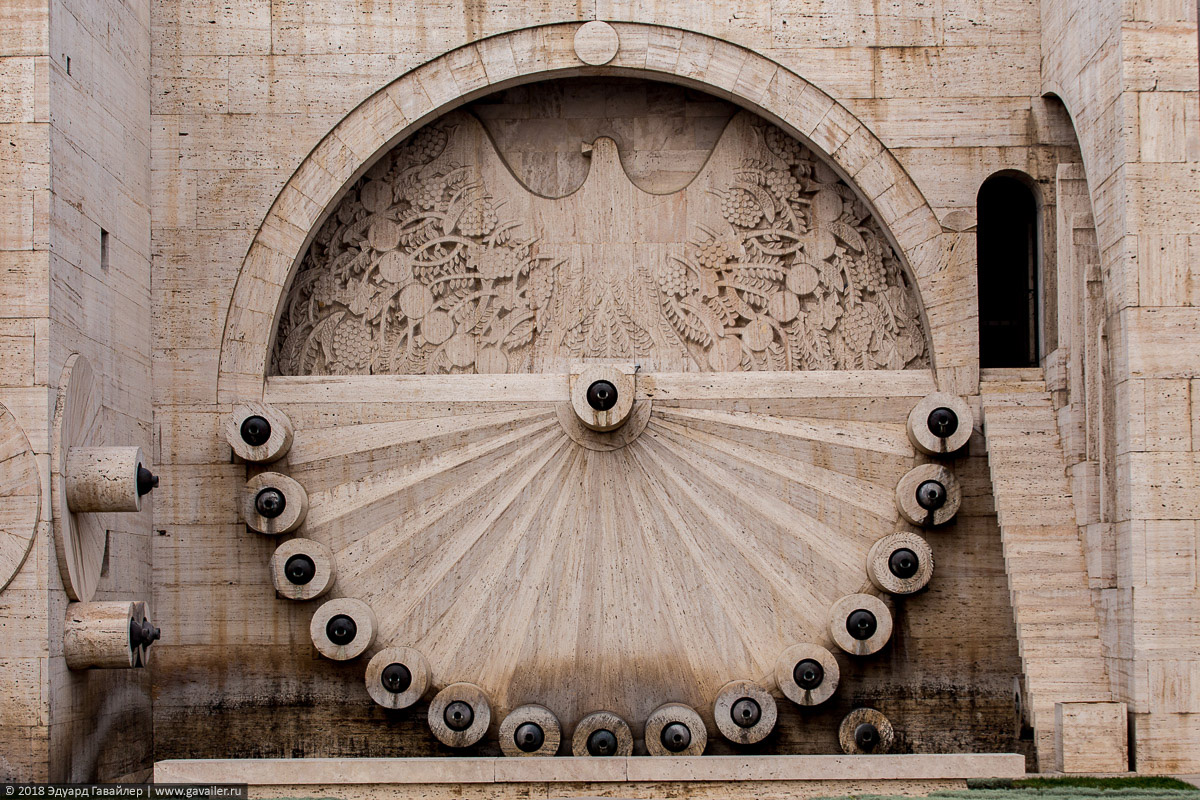 Стены комплекса Каскад в Ереване