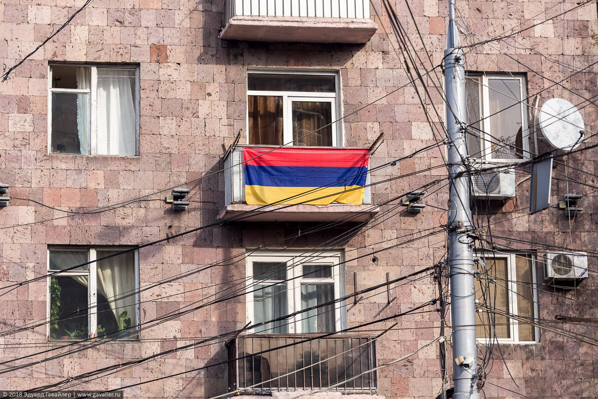 Флаг Армении на балконе в Ереване