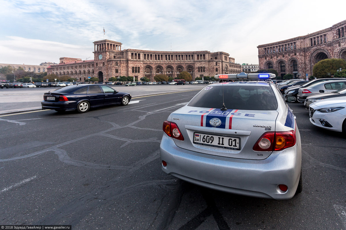 Полицейский автомобиль в Ереване